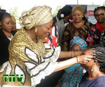 Wife of the Governor of Lagos State and convener, Lagos Women Forum, Mrs. Bolanle Ambode, presenting free eye glasses to one the beneficiaries, Mrs. Faromiki Oluwabukola, during the forum,with the theme: ‘Woman…Your Health, Your Social Environment’, held at the Police College, GRA, Ikeja, on Tuesday, 19th June 2018.