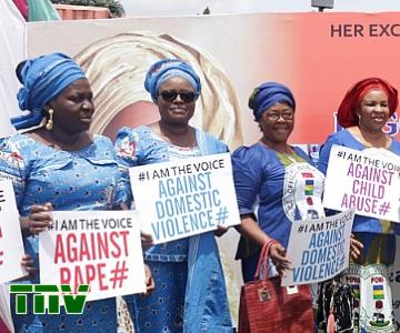Wife of the Governor of Lagos State and convener, Lagos Women Forum, Mrs. Bolanle Ambode (m), Road SafetyOfficers Wives Association (ROSOWA) and Police Officers WivesAssociation (POWA), with placards bearing the message: ‘Be the Voice for Healthy living…, Against Domestic Violence, Rape, Child Abuse & Teenage Pregnancy”, during the forum, with the theme: ‘Woman…Your Health, Your Social Environment’, held at the Police College, GRA, Ikeja, on Tuesday, 19th June 2018.