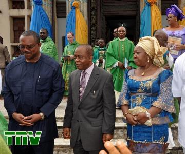 Gov. Peter Obi of Anambra state, Gov. Theodore Orji of Abia state with his wife Chief Mrs Mercy Odochi Orji and Chief Emeka Wogu, Minister for Labour and Productivity (rep. president Jonathan) after a Church service marking the conference of catholic bishops of Nigeria in Umuahia.