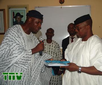 Immediate past Peoples Democratic Party (PDP) National Vice Chairman (Southwest), Alhaji Tajudeen Oladipo presenting his handing over reports to his successor, Chief Segun Oni during the handing over ceremony held at Ibadan on Thursday.