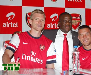 (L-R) Arsenal Defender, Per Mertesacker, Chief Marketing Officer, Airtel Nigeria, Olu Akanmu and Arsenal German Striker, Lukas Podolski during the visit of the players to Nigeria as part of the partnership between the premiership side and Airtel Nigeria.